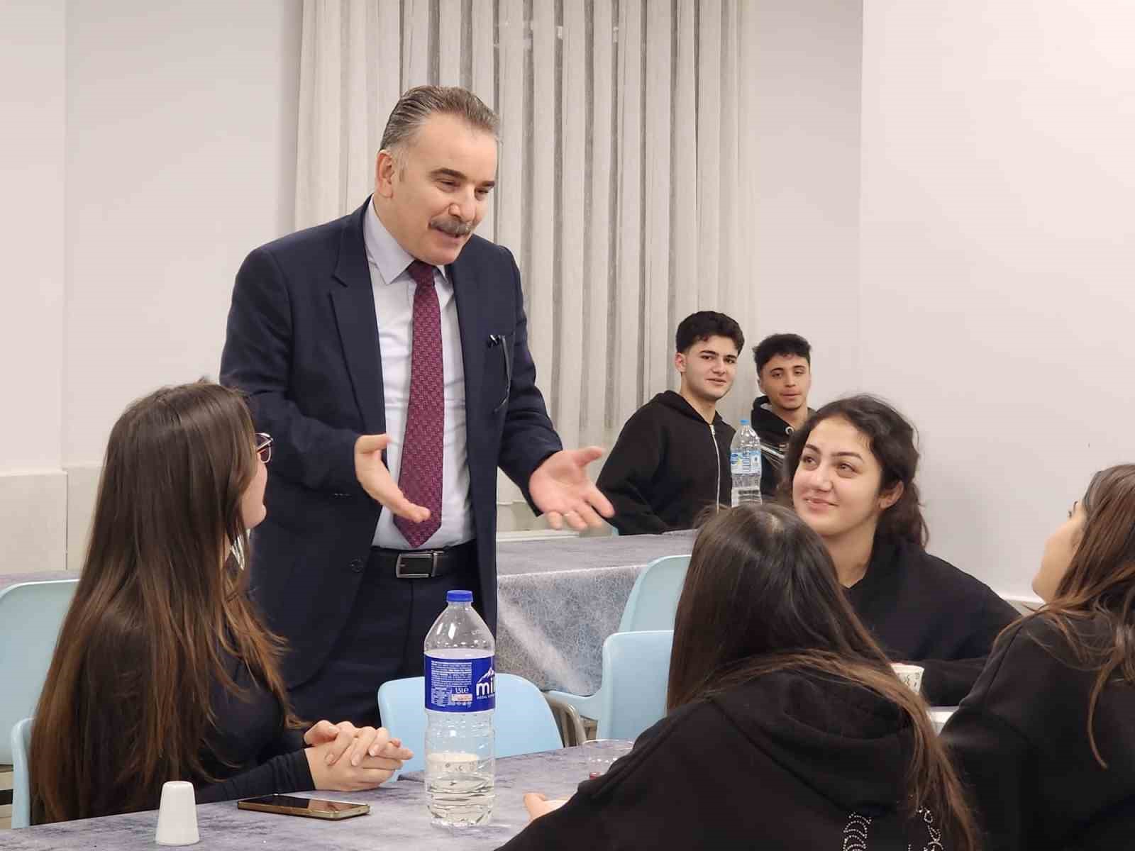 Edremit Kaymakamı Odabaş, iftar sofrasında Şehit Mustafa Serin Fen Lisesi öğrenci ve öğretmenleriyle buluştu
