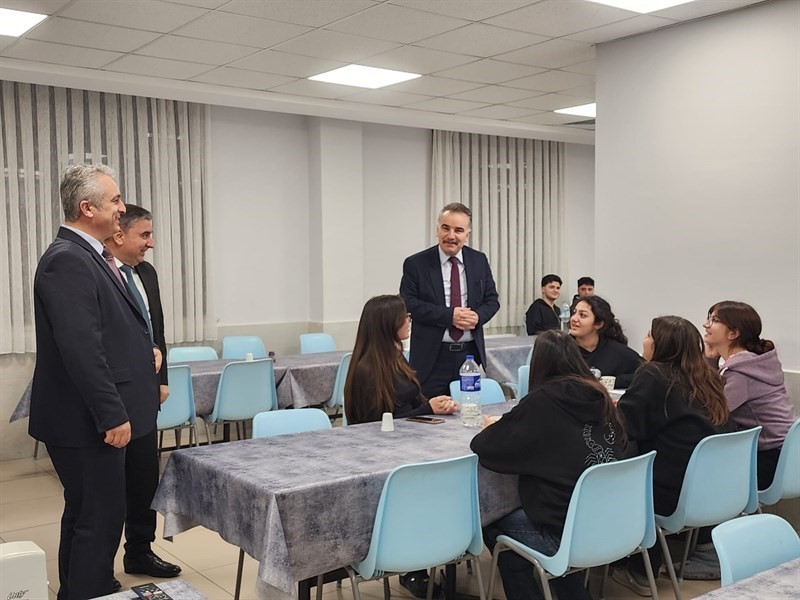 Edremit Kaymakamı Odabaş, iftar sofrasında Şehit Mustafa Serin Fen Lisesi öğrenci ve öğretmenleriyle buluştu
