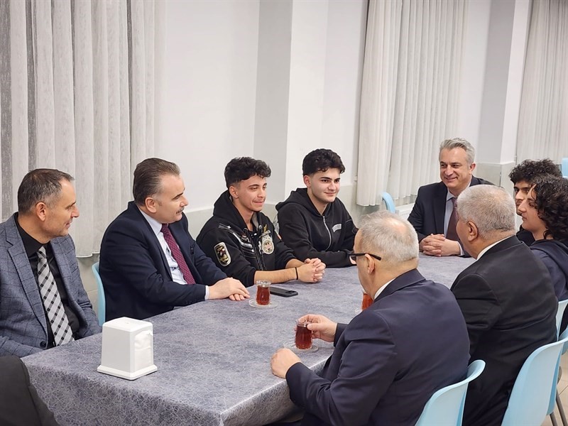 Edremit Kaymakamı Odabaş, iftar sofrasında Şehit Mustafa Serin Fen Lisesi öğrenci ve öğretmenleriyle buluştu
