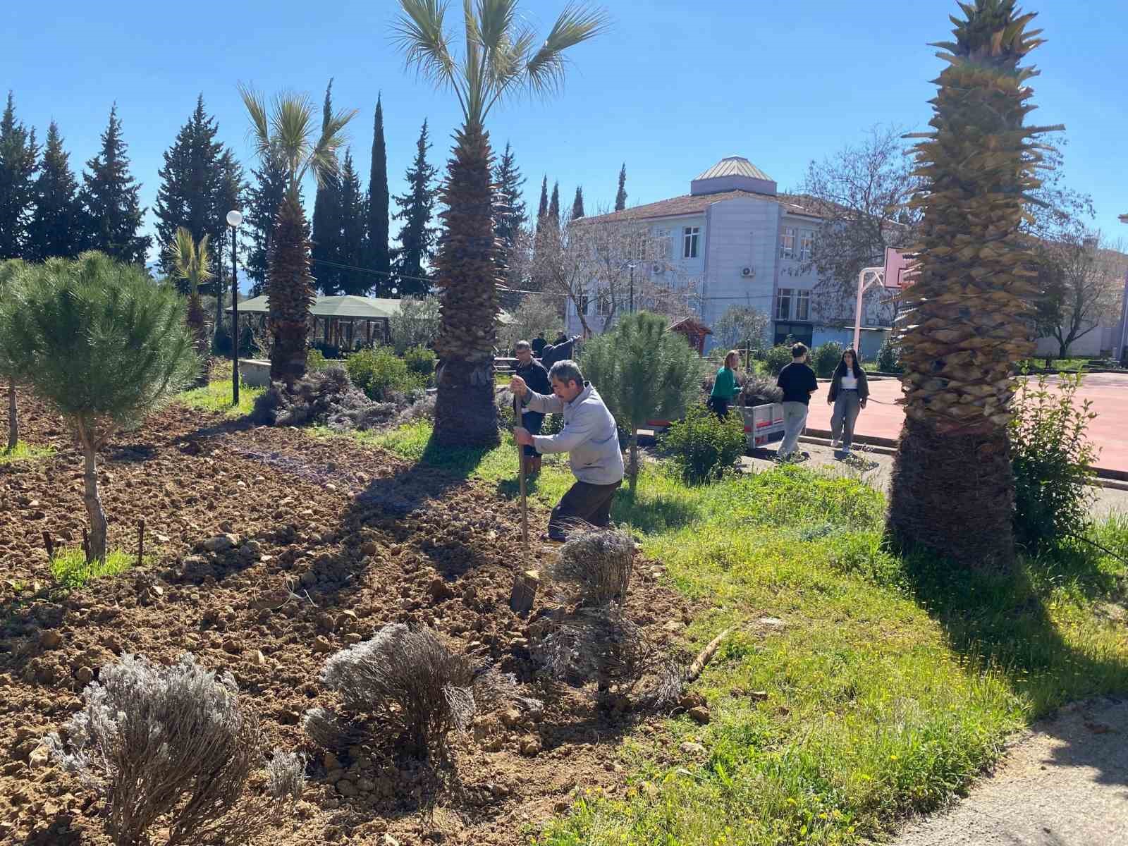Edremit Meslek Yüksekokulu’nda lavanta bahçesi için dikim çalışmaları başladı
