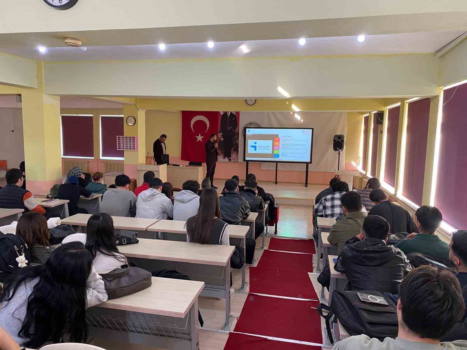 Edremit MYO ’da CV hazırlama, mülakat ve iş arama becerileri semineri düzenlendi

