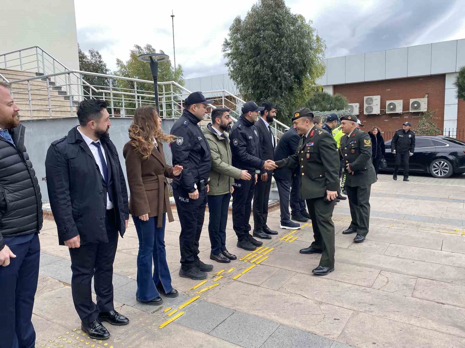 Edremit protokolü bayramlaşmada buluştu
