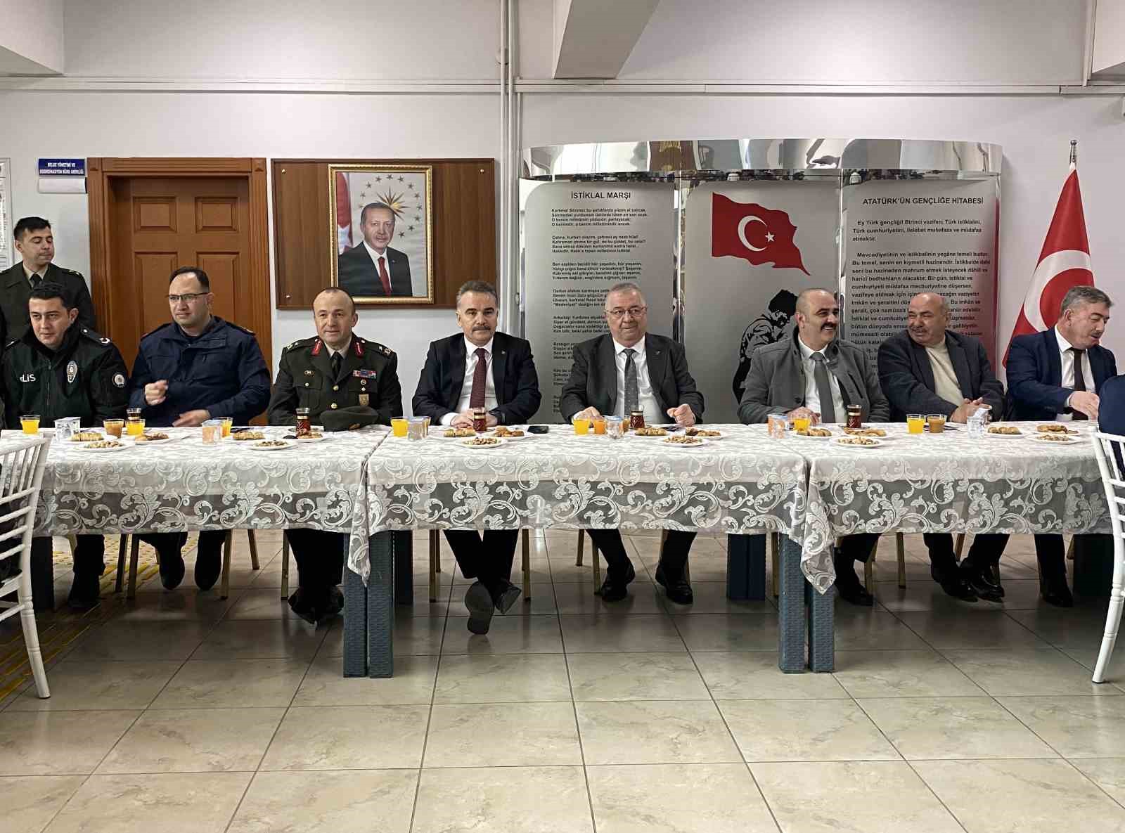 Edremit protokolü bayramlaşmada buluştu
