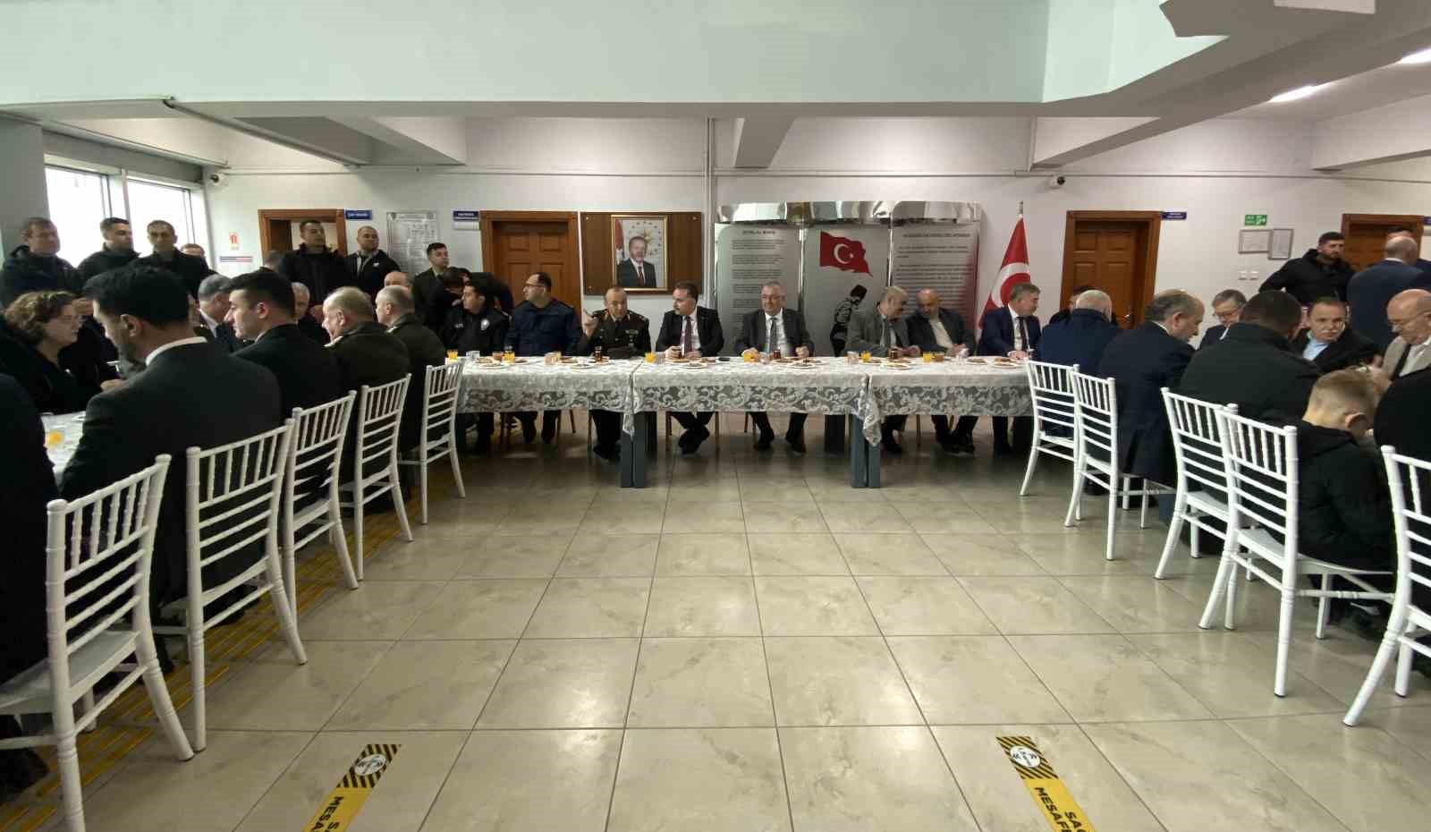 Edremit protokolü bayramlaşmada buluştu
