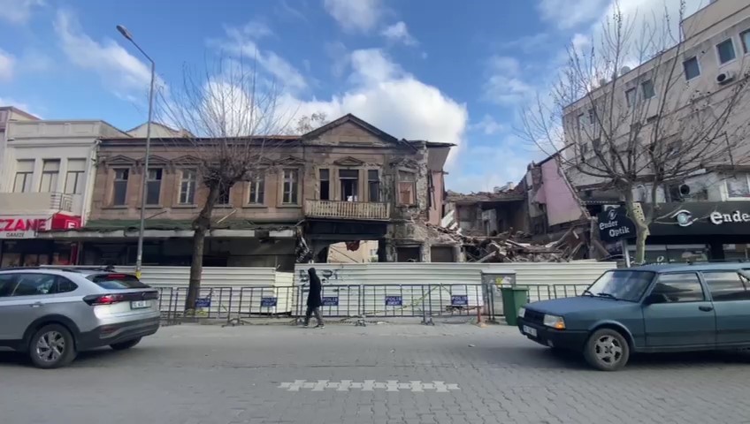 Edremit’in tarihi sembol binalarından biri kısmen çöktü

