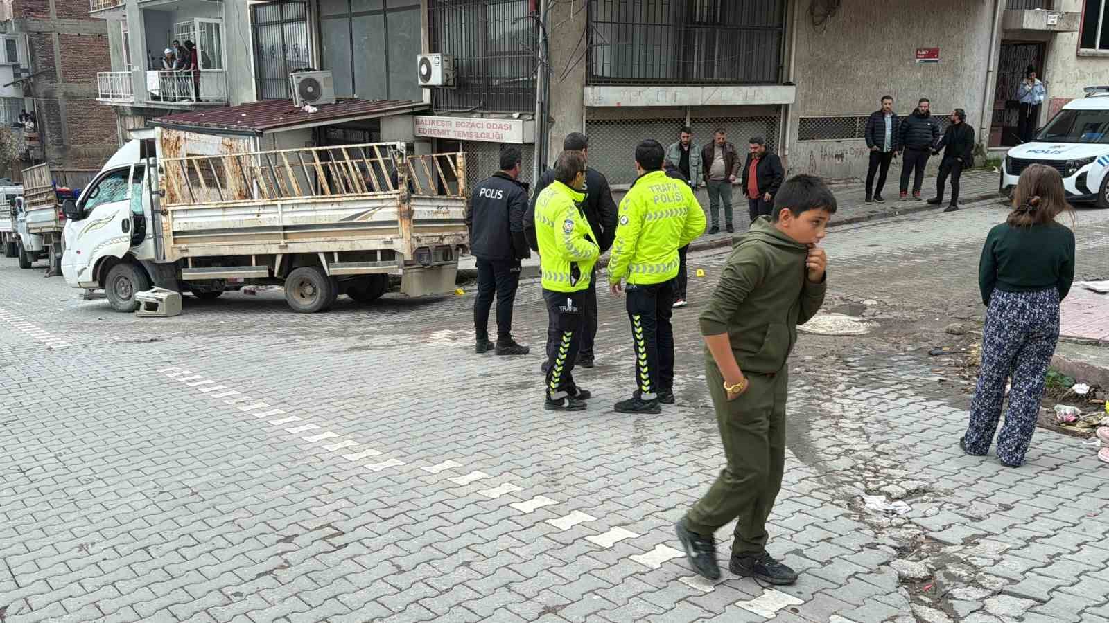 Edremit’te alacak verecek kavgası kanlı bitti: 2 yaralı
