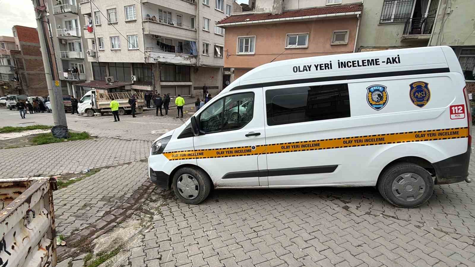 Edremit’te alacak verecek kavgası kanlı bitti: 2 yaralı
