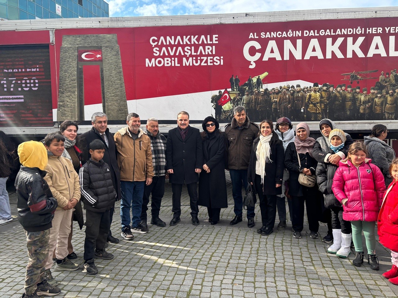 Edremit’te Çanakkale Mobil Müzesi Cumhuriyet Meydanı’nda ziyaretçilerini ağırladı
