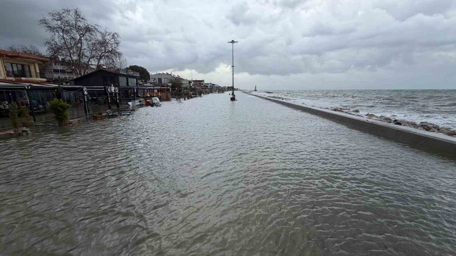 Edremit’te denizle kara birleşti, işletmeler sular altında kaldı
