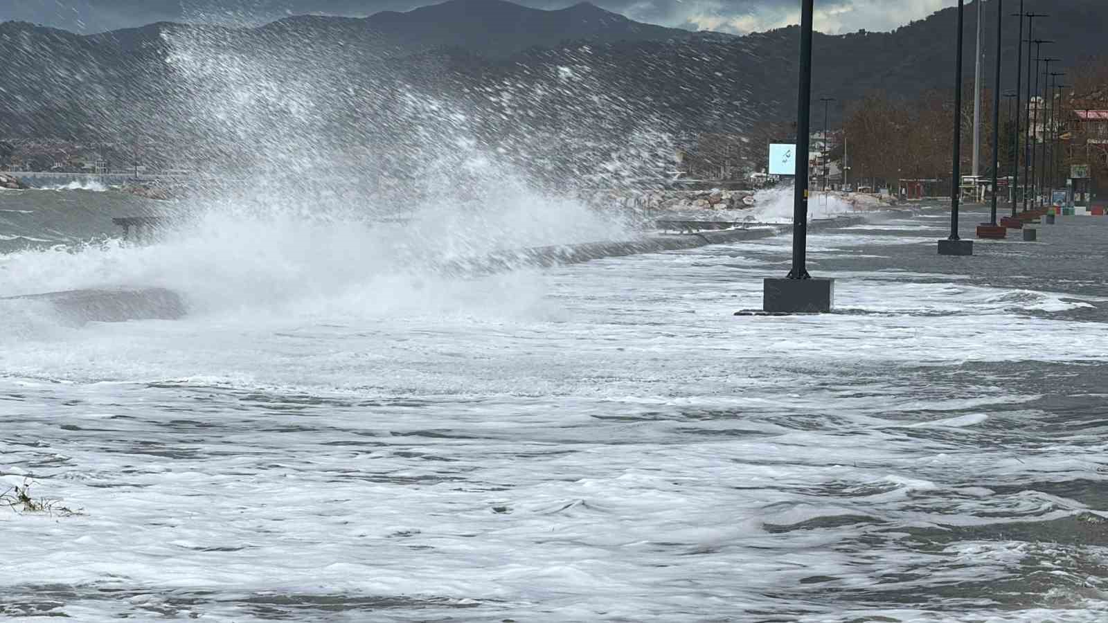Edremit’te denizle kara birleşti, işletmeler sular altında kaldı
