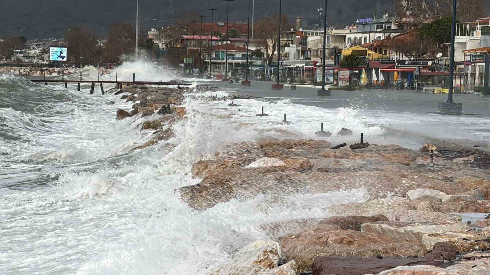 Edremit’te denizle kara birleşti, işletmeler sular altında kaldı
