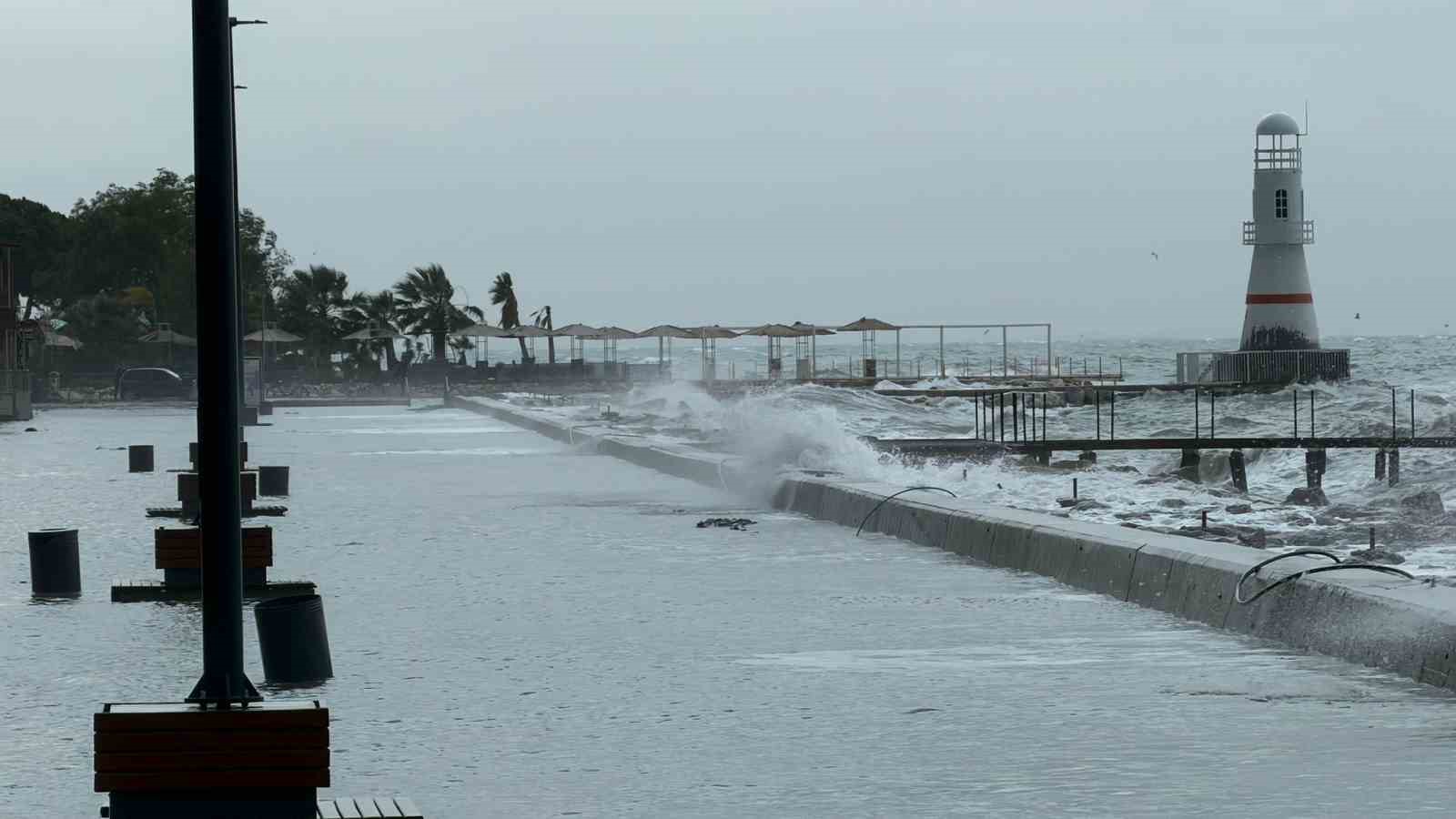 Edremit’te denizle kara birleşti, işletmeler sular altında kaldı
