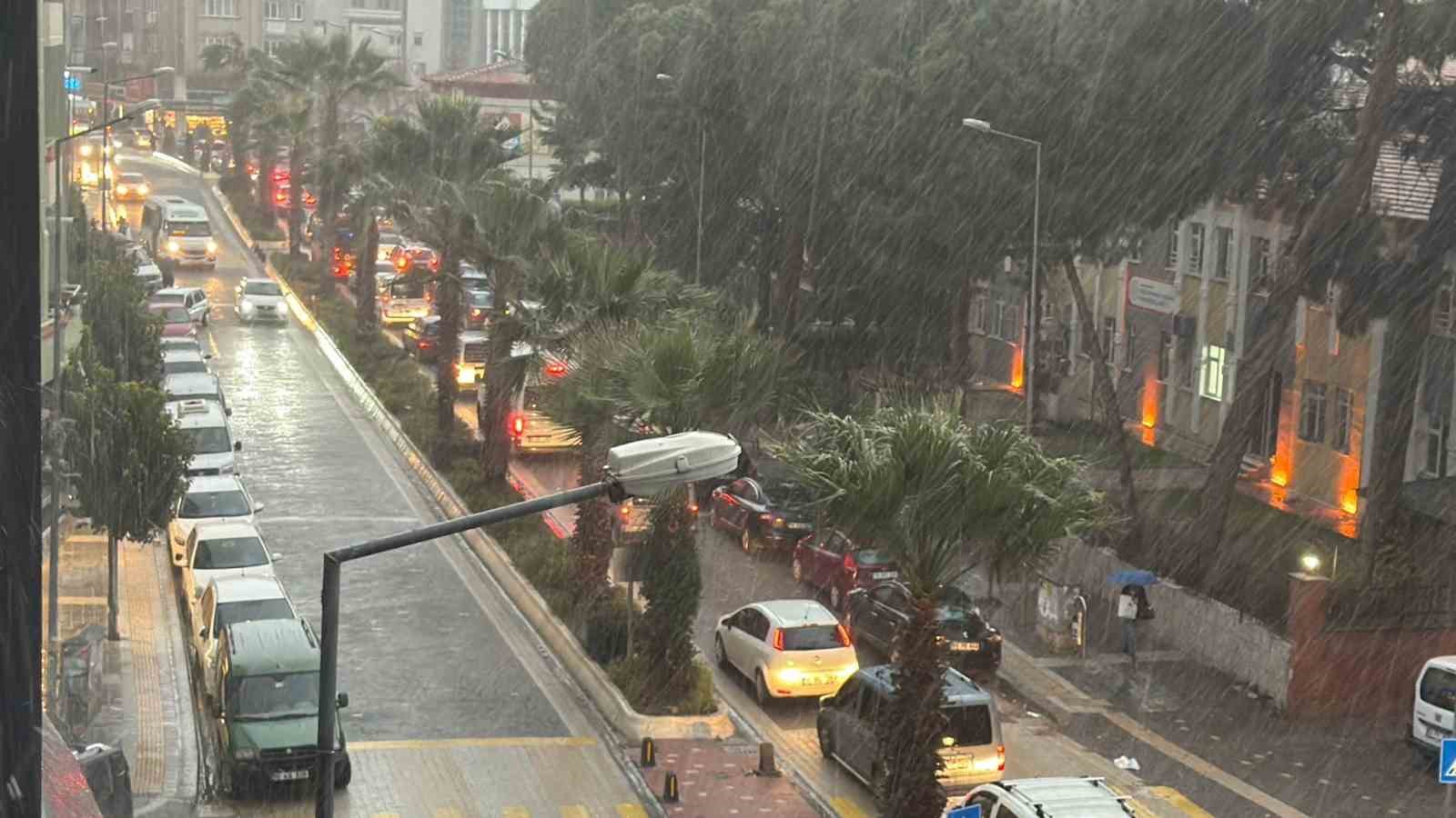 Edremit’te dolu ve lodos fırtınası etkili oldu
