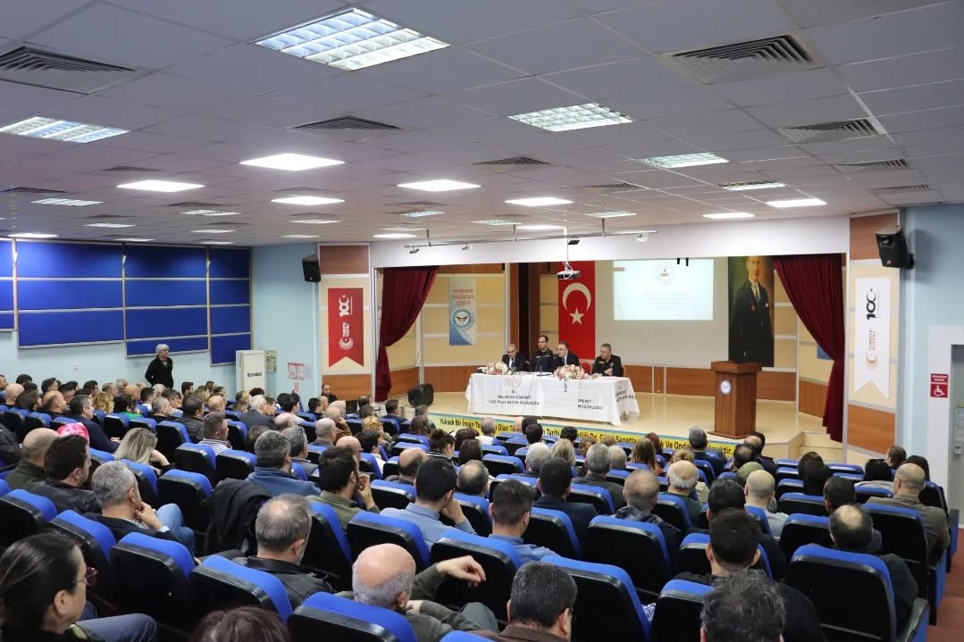 Edremit’te eğitimde güvenlik zirvesi
Edremit’te eğitimde güvenlik zirvesi