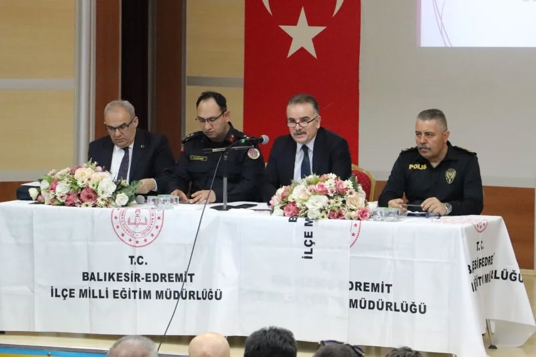Edremit’te eğitimde güvenlik zirvesi
Edremit’te eğitimde güvenlik zirvesi