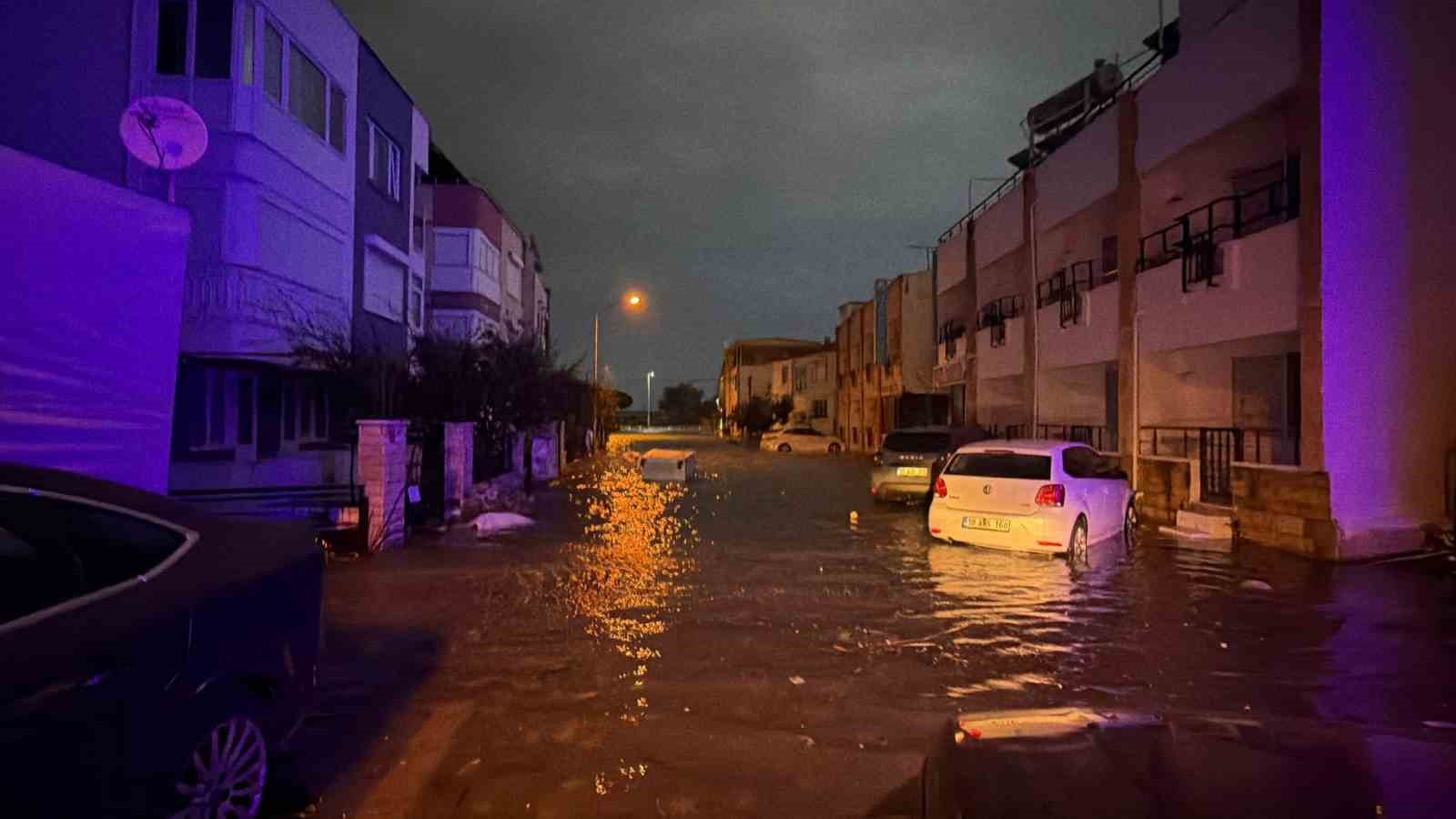 Edremit’te fırtınada deniz ve kara adeta birleşti
