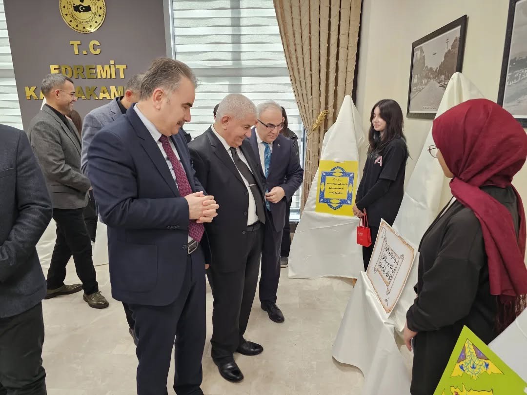Edremit’te "Hat ve Tezhip Sanatı" yarışması ödül töreni gerçekleşti
Edremit’te "Hat ve Tezhip Sanatı" yarışması ödül töreni gerçekleşti