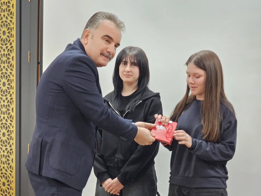 Edremit’te "Hat ve Tezhip Sanatı" yarışması ödül töreni gerçekleşti
Edremit’te "Hat ve Tezhip Sanatı" yarışması ödül töreni gerçekleşti