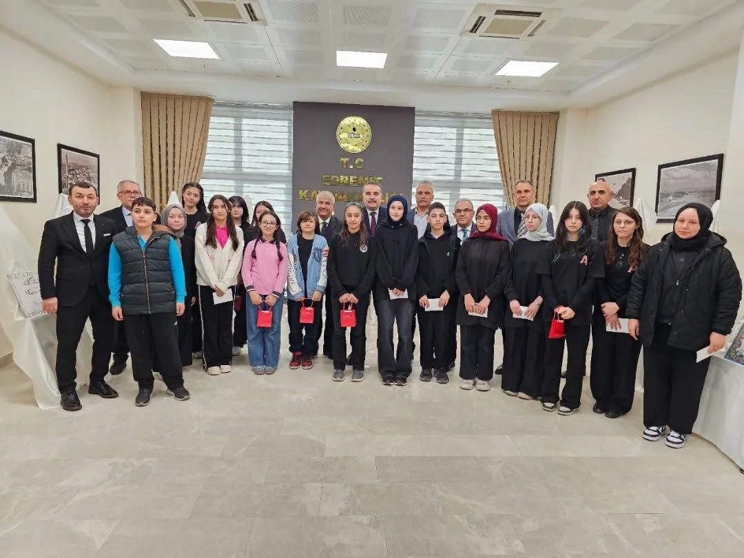 Edremit’te "Hat ve Tezhip Sanatı" yarışması ödül töreni gerçekleşti
Edremit’te "Hat ve Tezhip Sanatı" yarışması ödül töreni gerçekleşti