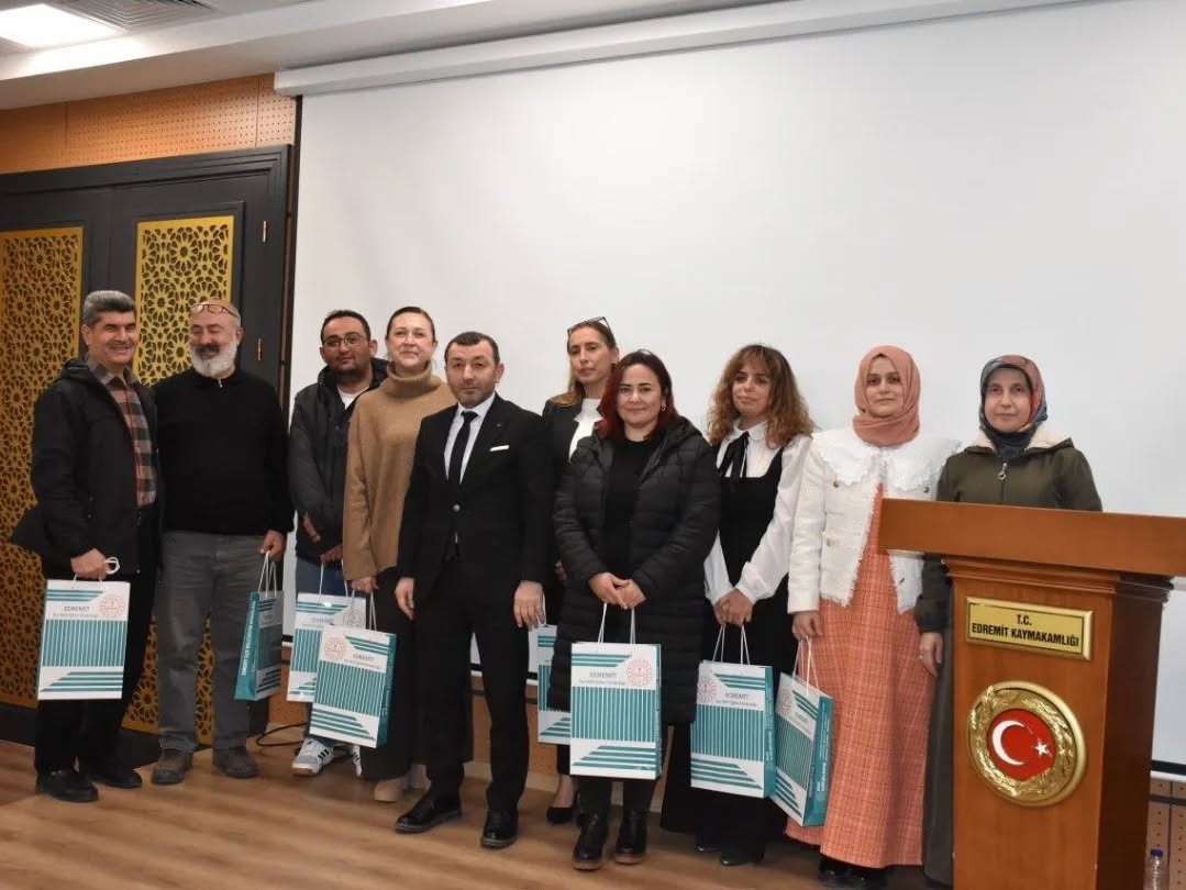 Edremit’te "Hat ve Tezhip Sanatı" yarışması ödül töreni gerçekleşti
Edremit’te "Hat ve Tezhip Sanatı" yarışması ödül töreni gerçekleşti