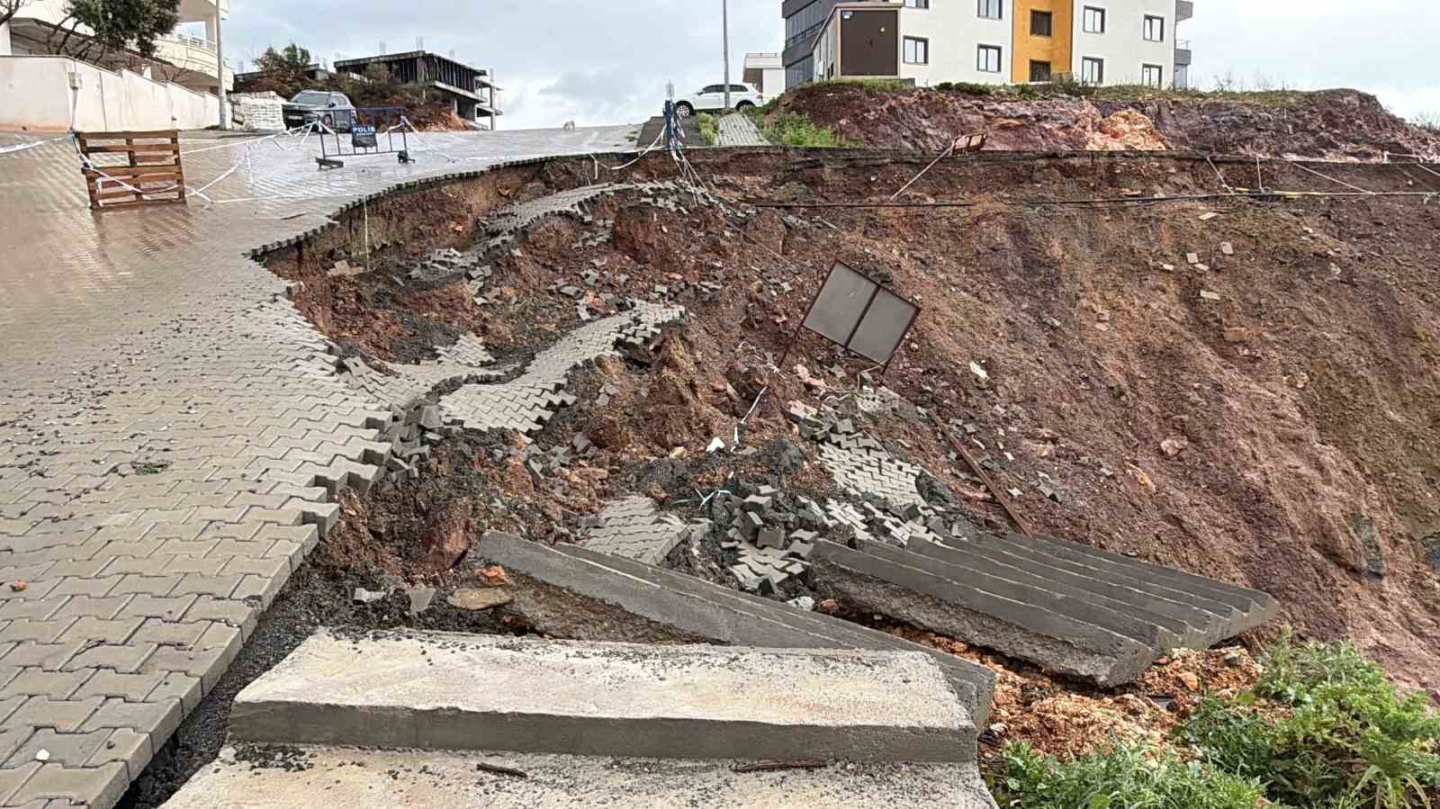 Edremit’te inşaat alanında toprak kayması
