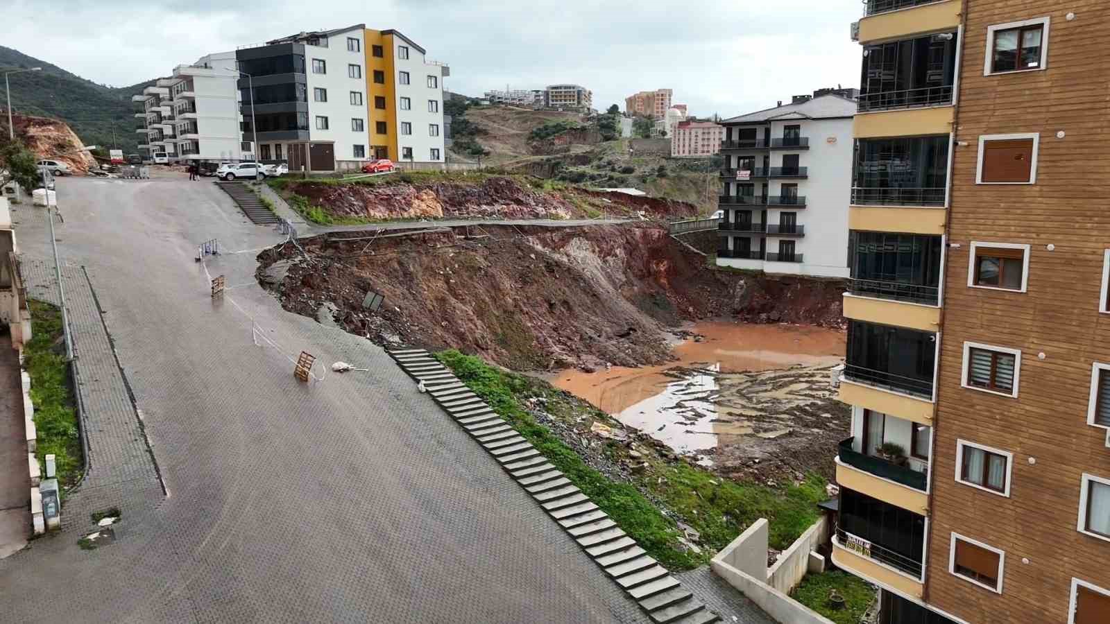 Edremit’te inşaat alanında toprak kayması
