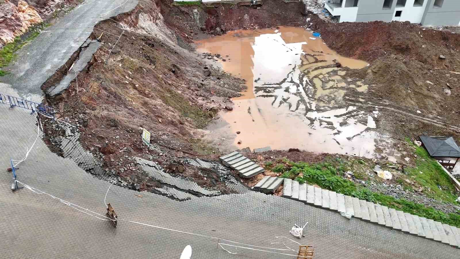 Edremit’te inşaat alanında toprak kayması
