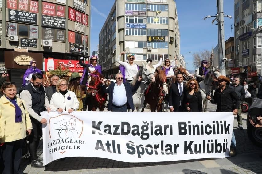 Edremit’te Kadınlar Günü’nde atlı kortej
