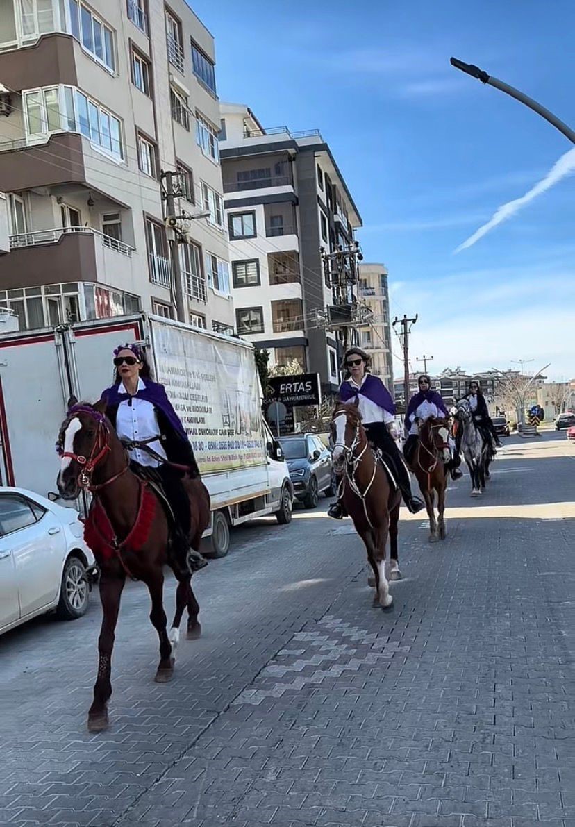 Edremit’te Kadınlar Günü’nde atlı kortej
