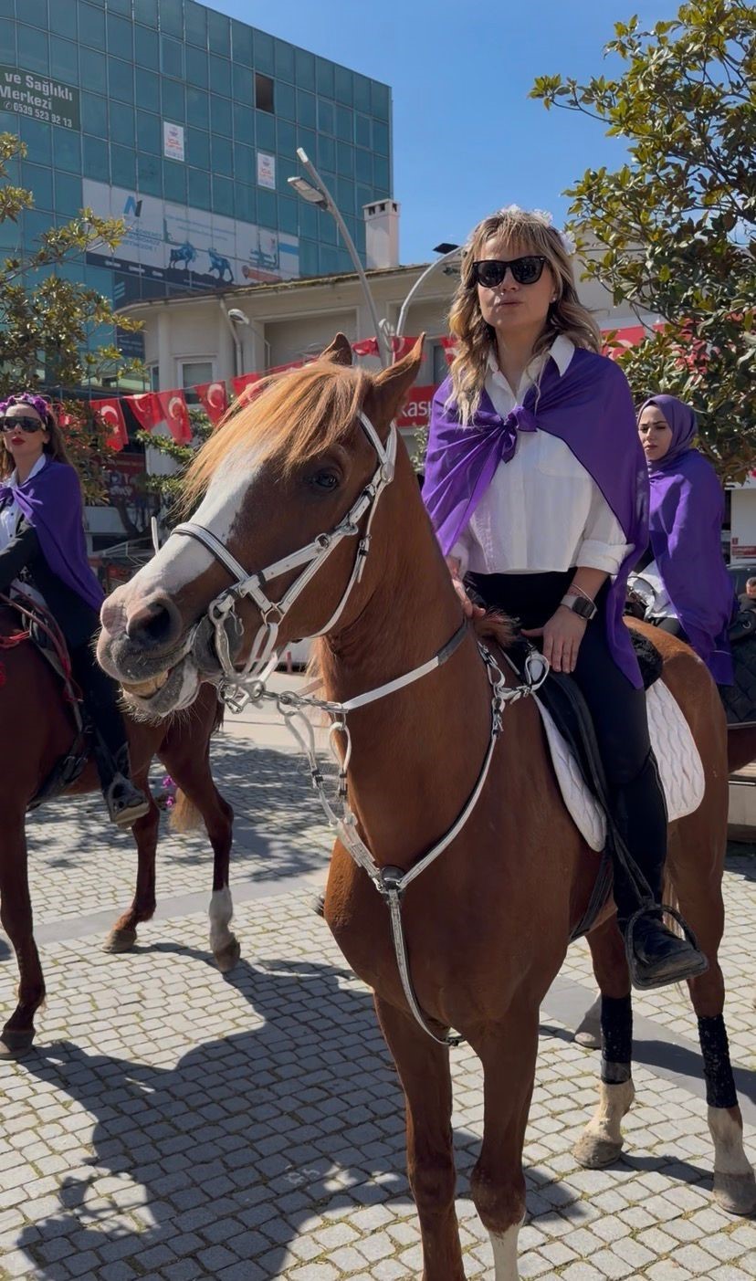 Edremit’te Kadınlar Günü’nde atlı kortej

