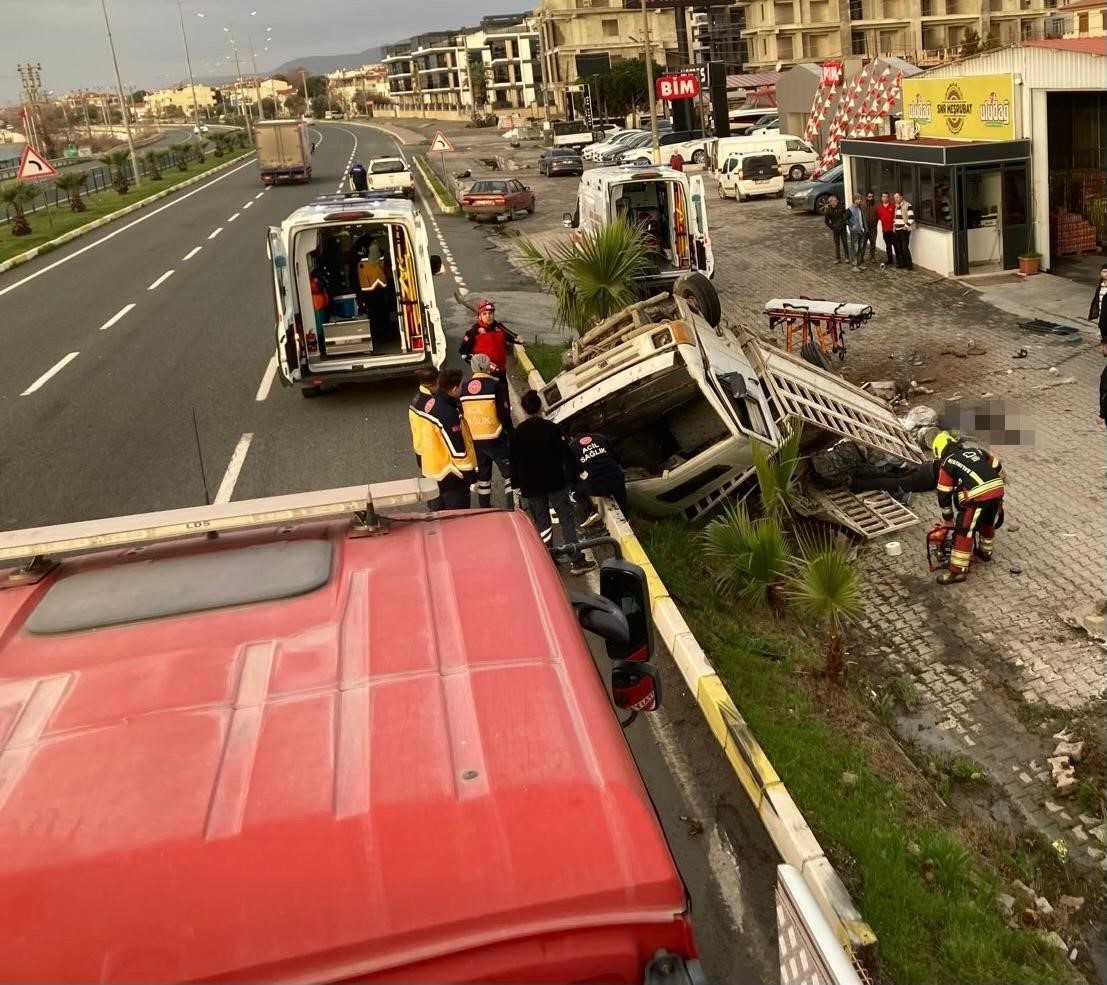 Edremit’te kamyonet bariyerlere girdi: 2 ölü, 1 yaralı
