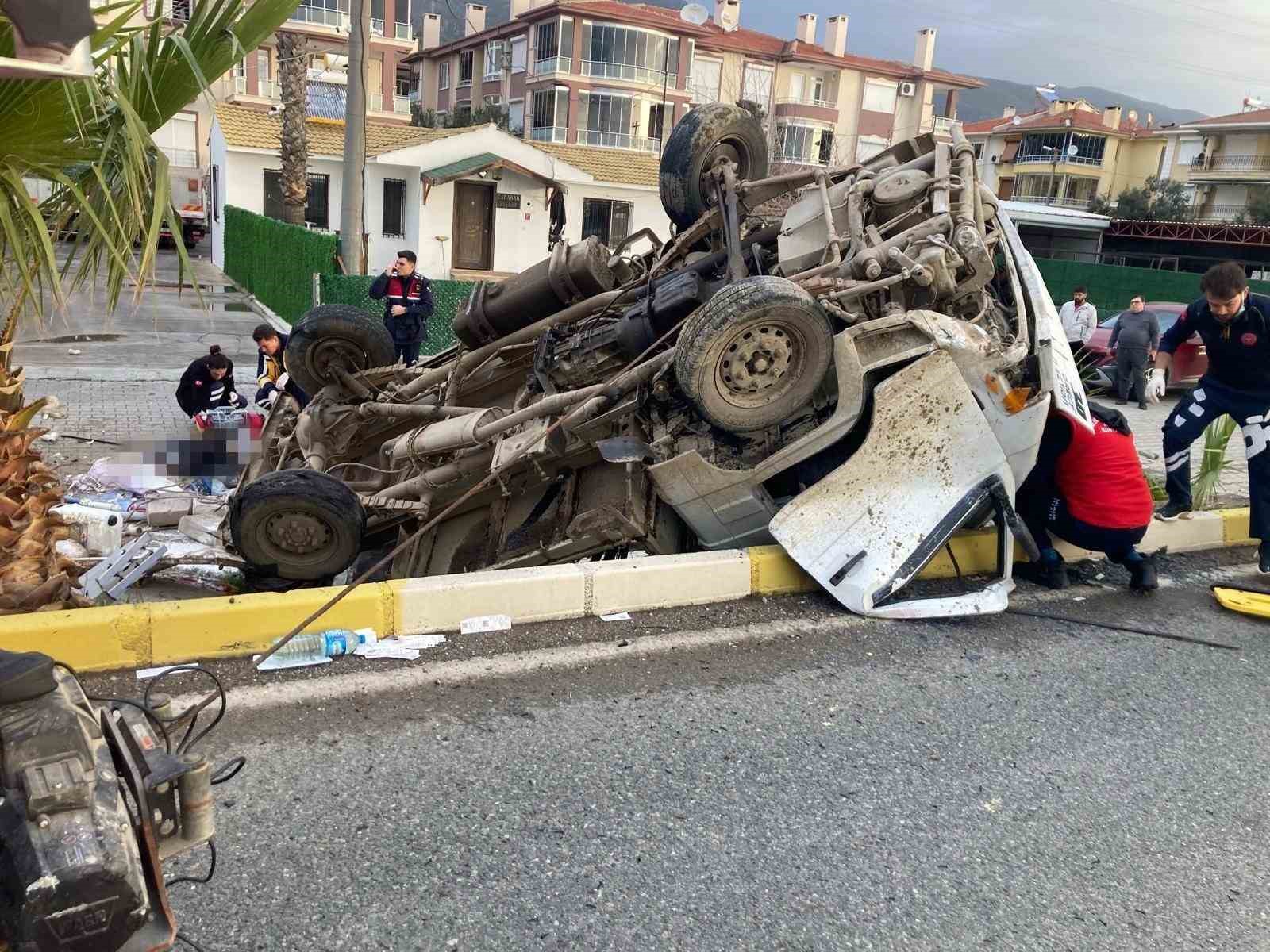 Edremit’te kamyonet bariyerlere girdi: 2 ölü, 1 yaralı
