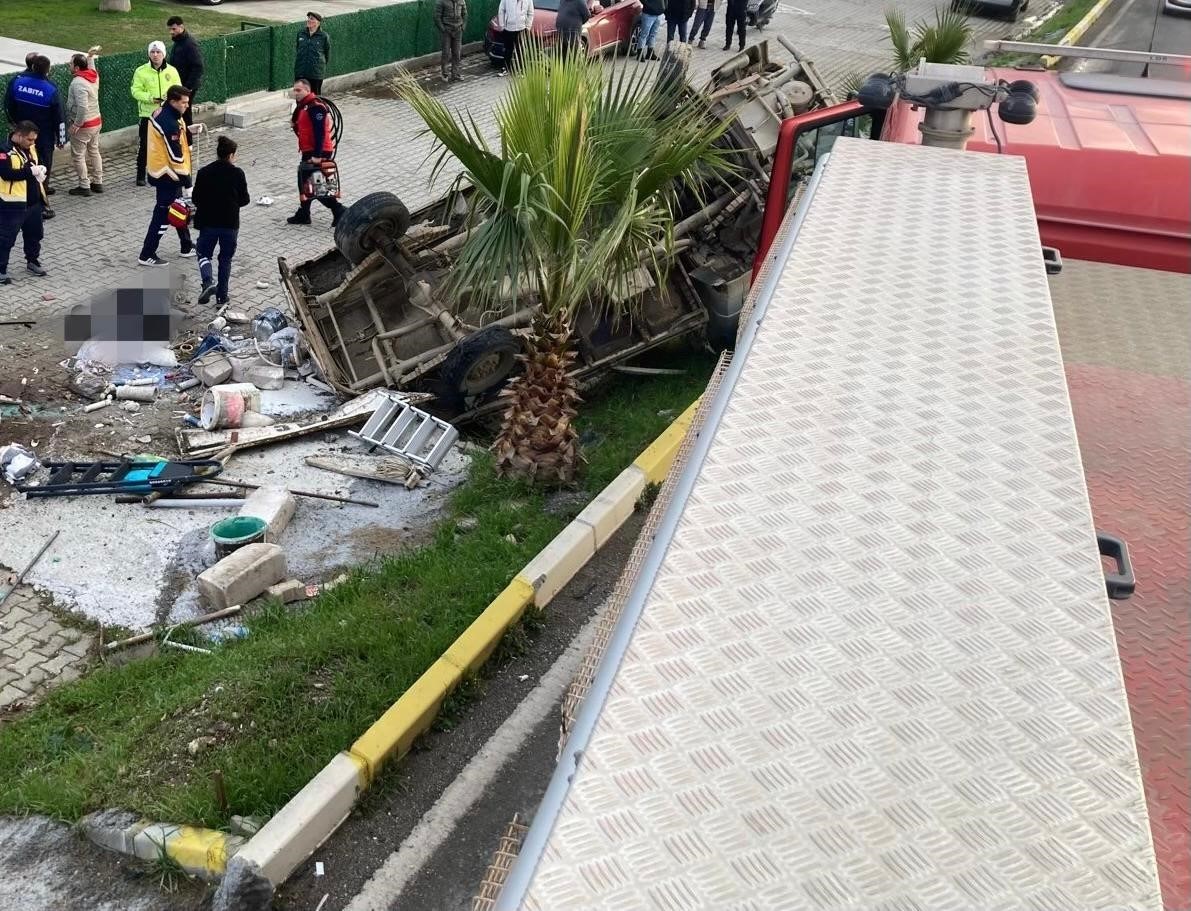 Edremit’te kamyonet bariyerlere girdi: 2 ölü, 1 yaralı
