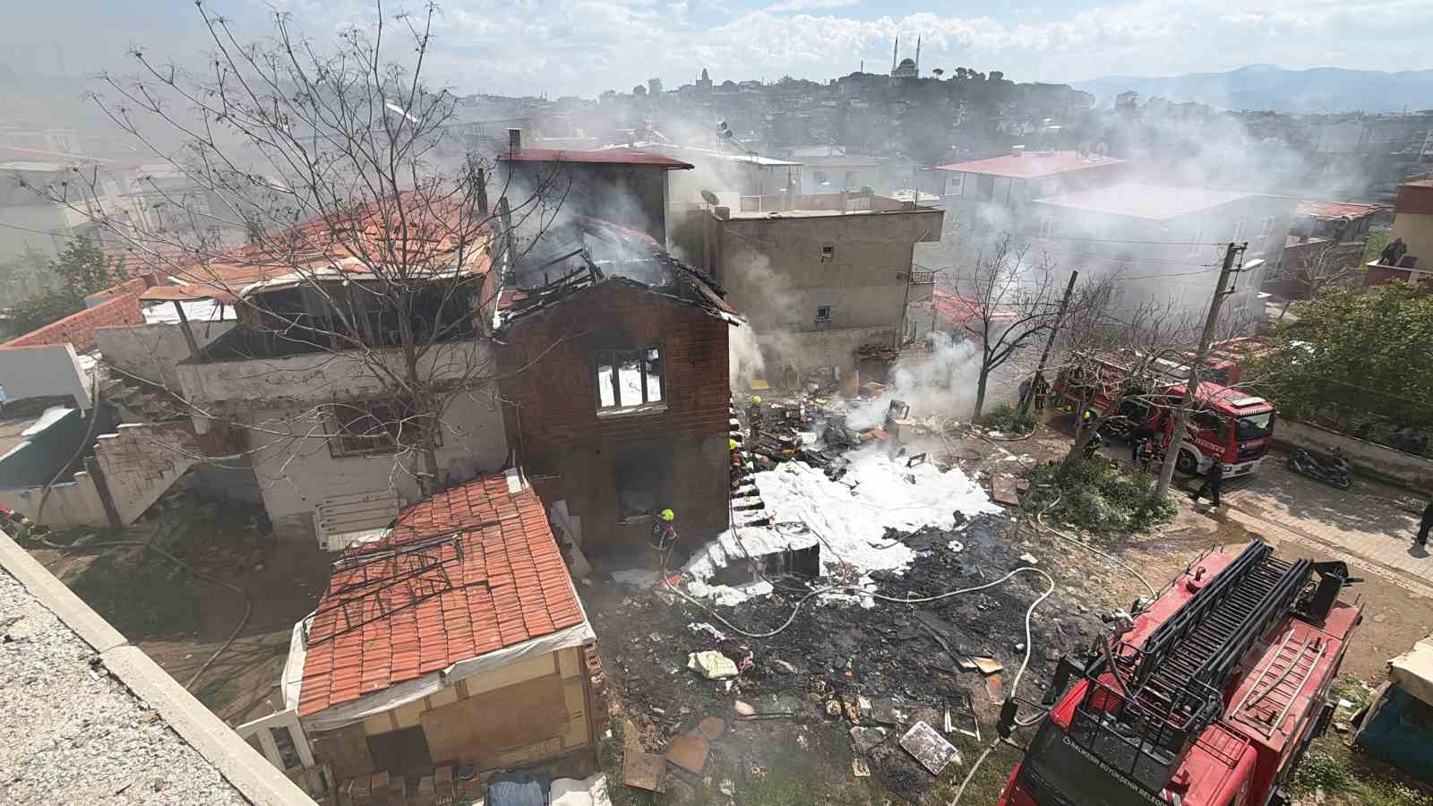 Edremit’te korkutan çöp ev yangını
