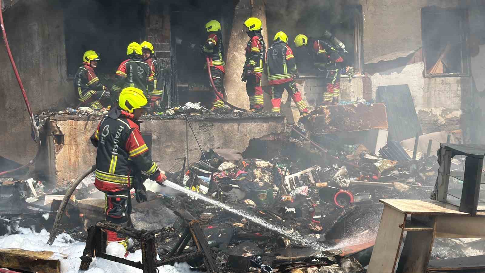 Edremit’te korkutan çöp ev yangını
