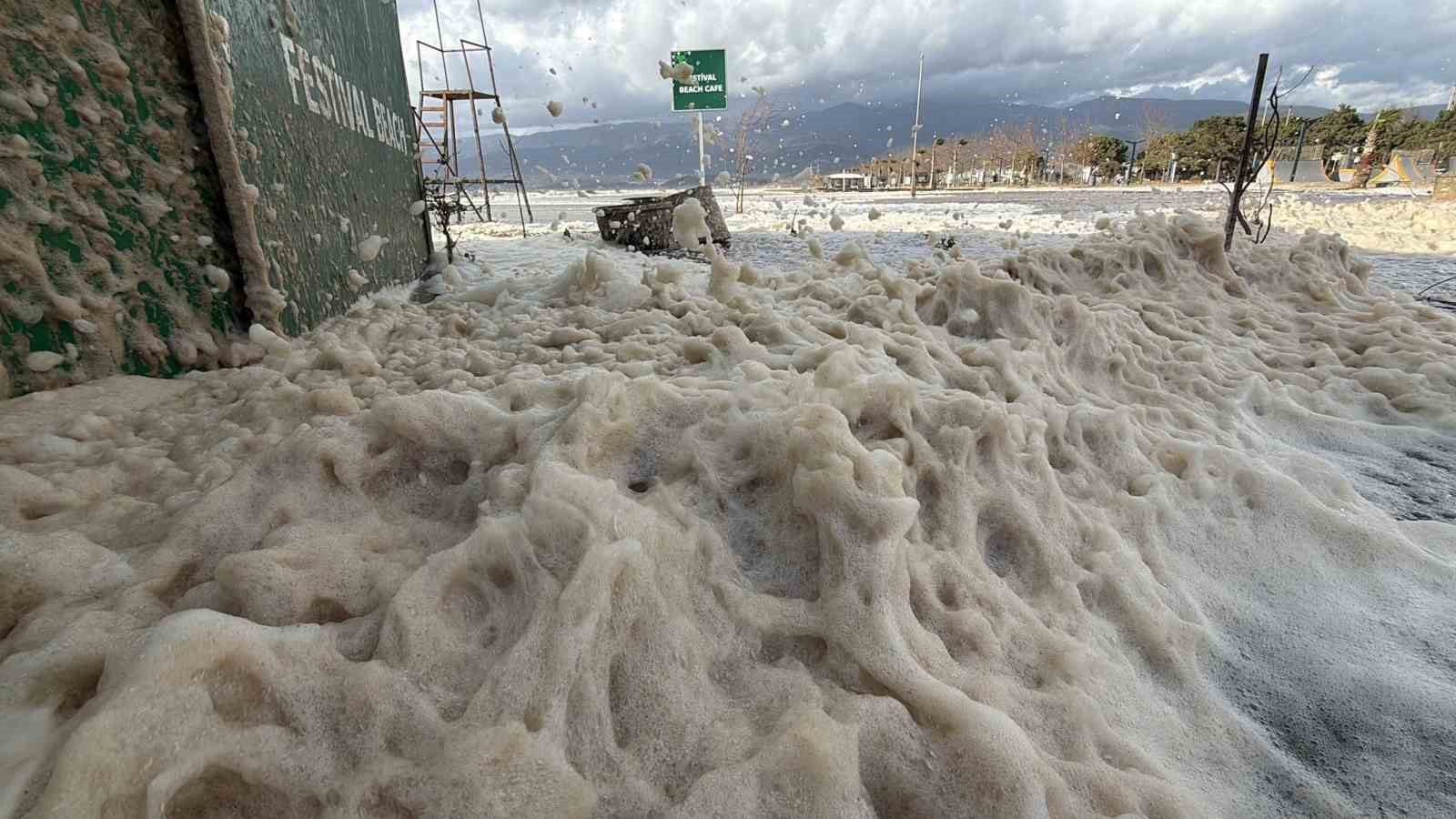 Edremit’te lodos sahili köpükle kapladı
