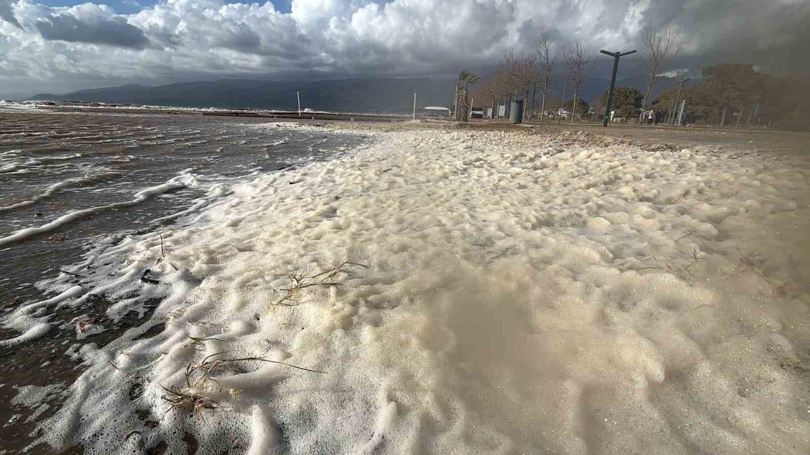 Edremit’te lodos sahili köpükle kapladı
