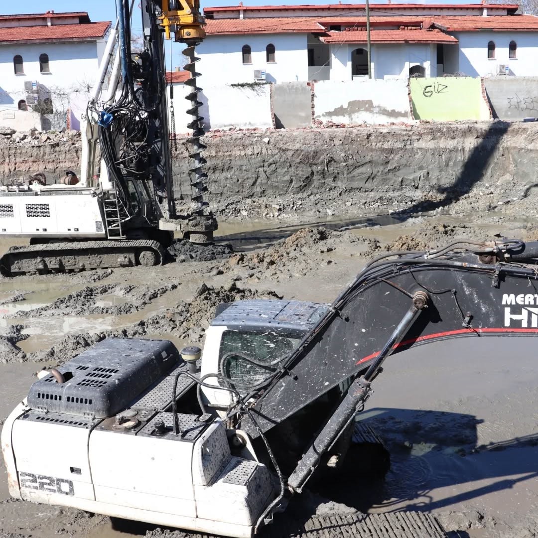 Edremit’te yapımı süren okul inşaatında inceleme
