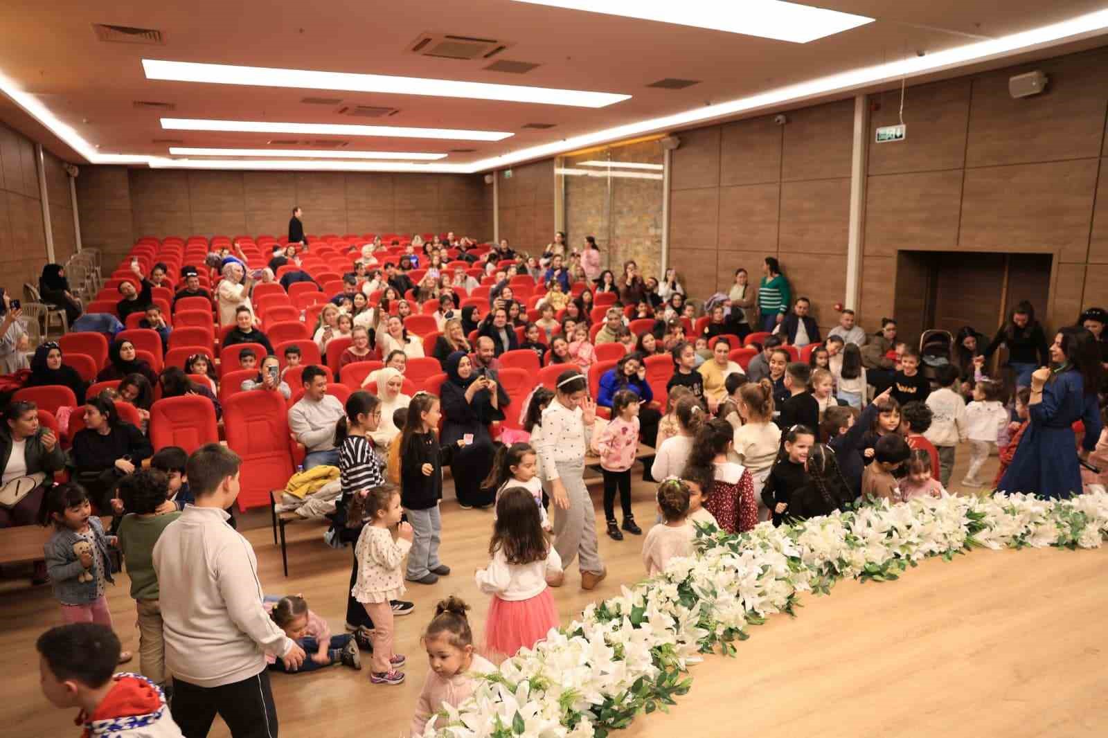 Efeler Belediyesi, çocukları tiyatroyla buluşturdu
