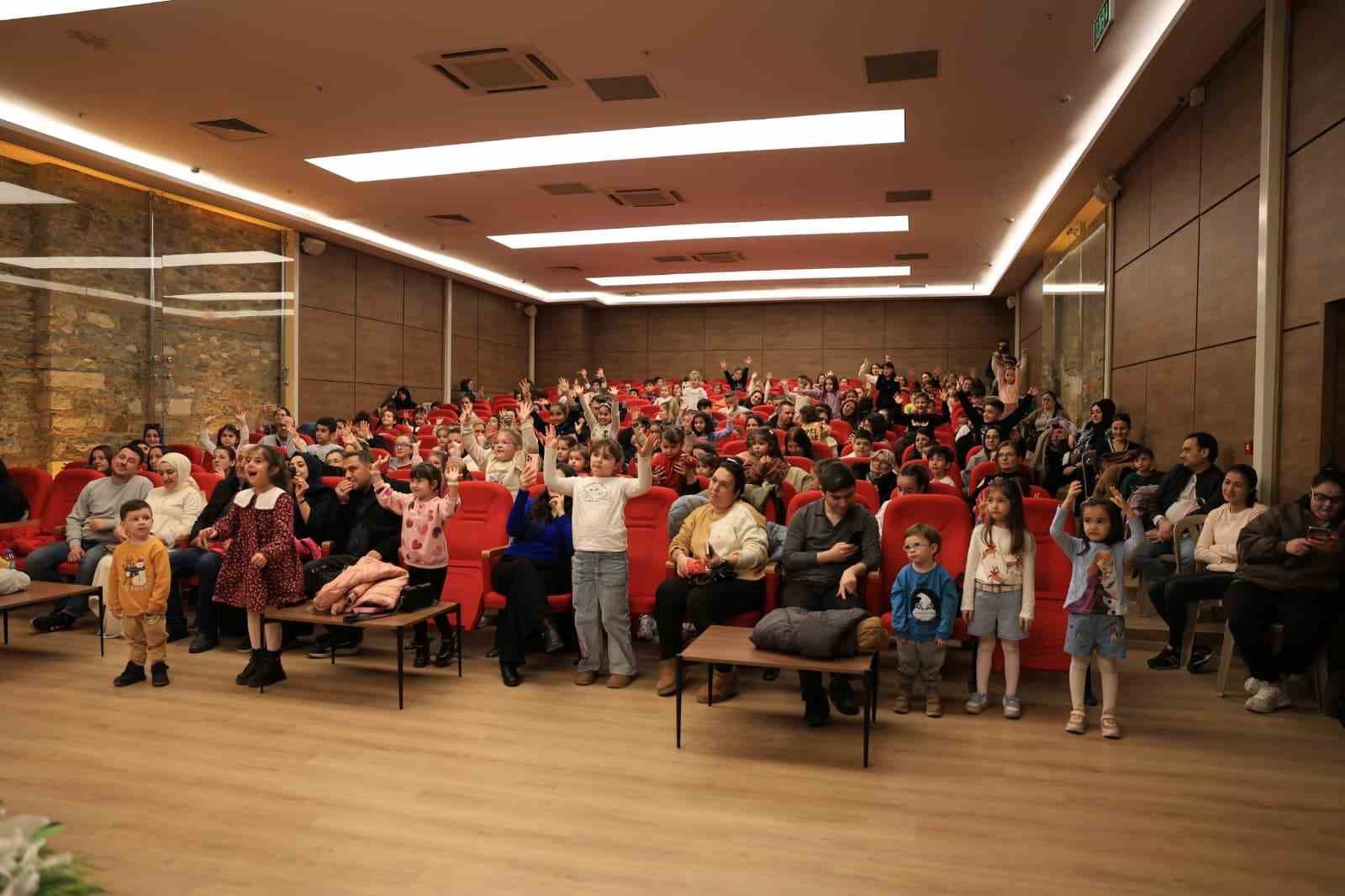 Efeler Belediyesi, çocukları tiyatroyla buluşturdu
