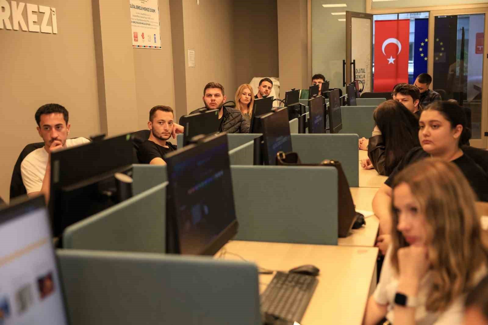 Efeler Belediyesi Dijital Gençlik Merkezi gençlerin uğrak noktası oldu
