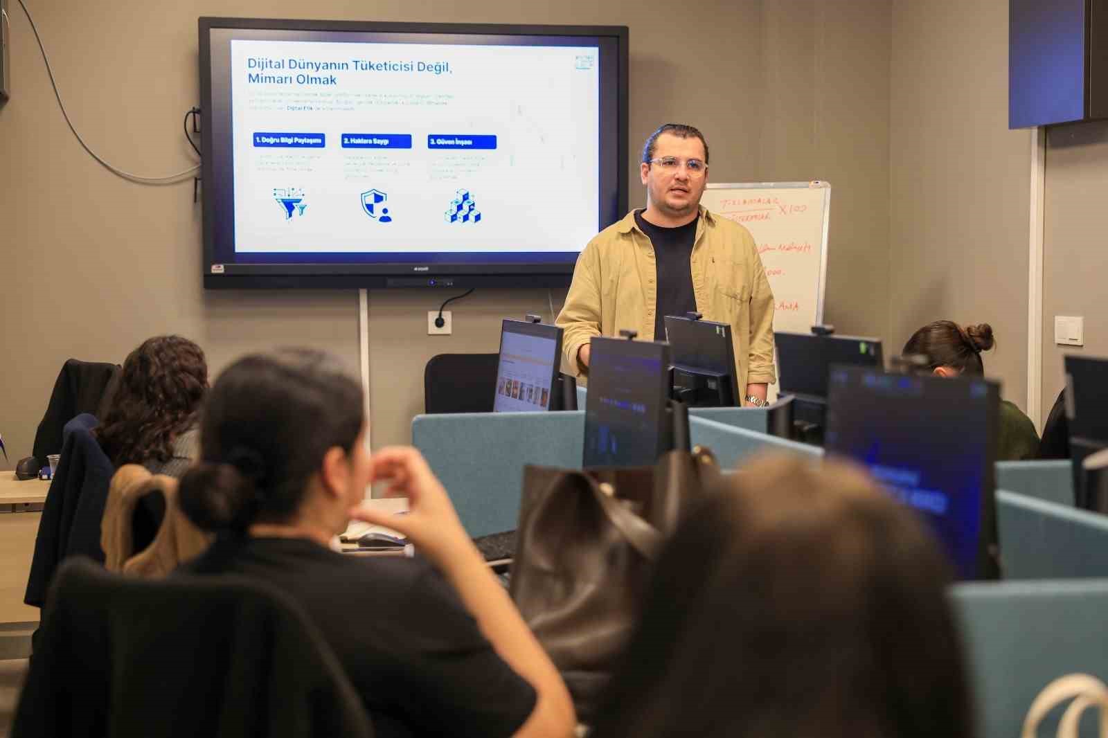 Efeler Belediyesi Dijital Gençlik Merkezi gençlerin uğrak noktası oldu
