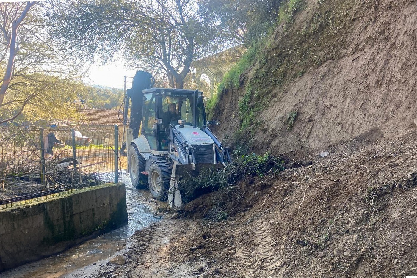 Efeler Belediyesi kapanan yolları ulaşıma açıyor
