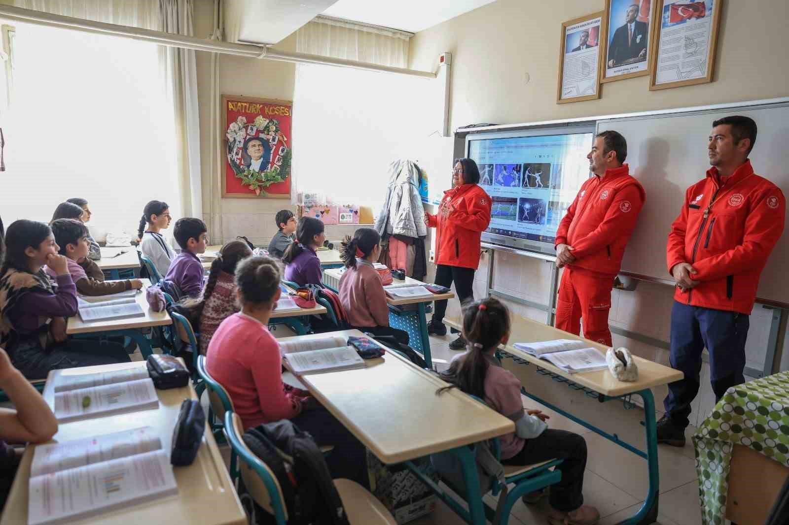 Efeler Belediyesi’nden miniklere afet eğitimi
