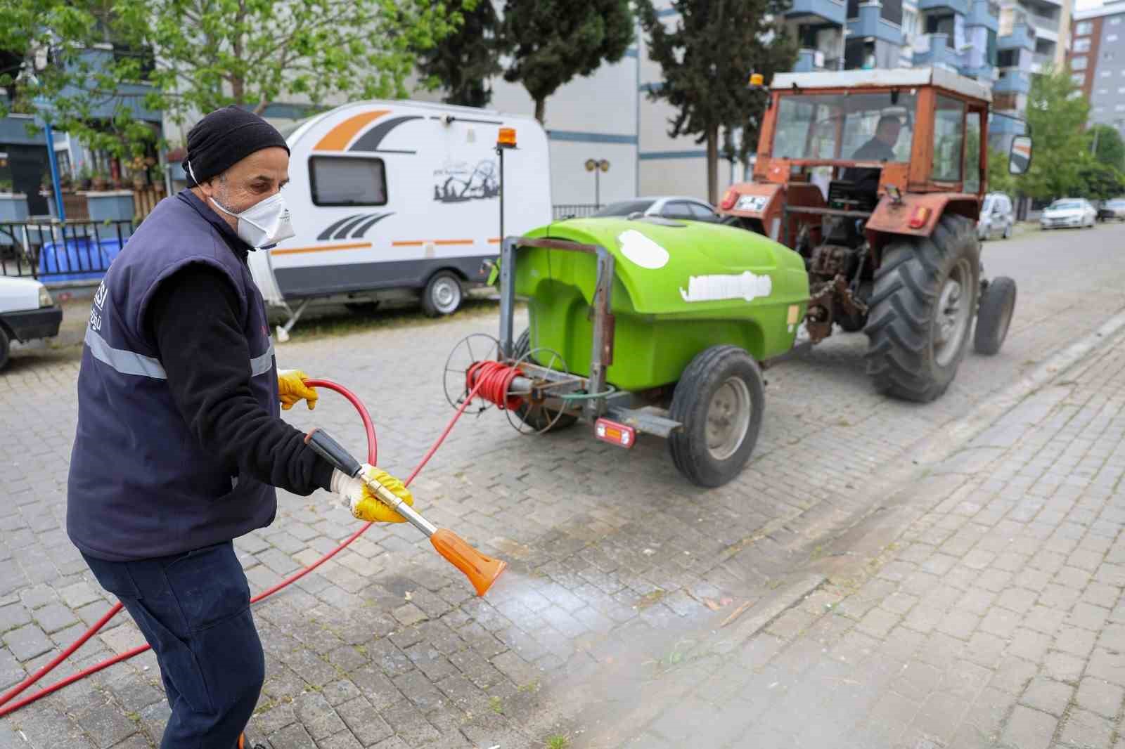 Efeler Belediyesi’nden yabani ot temizliği
