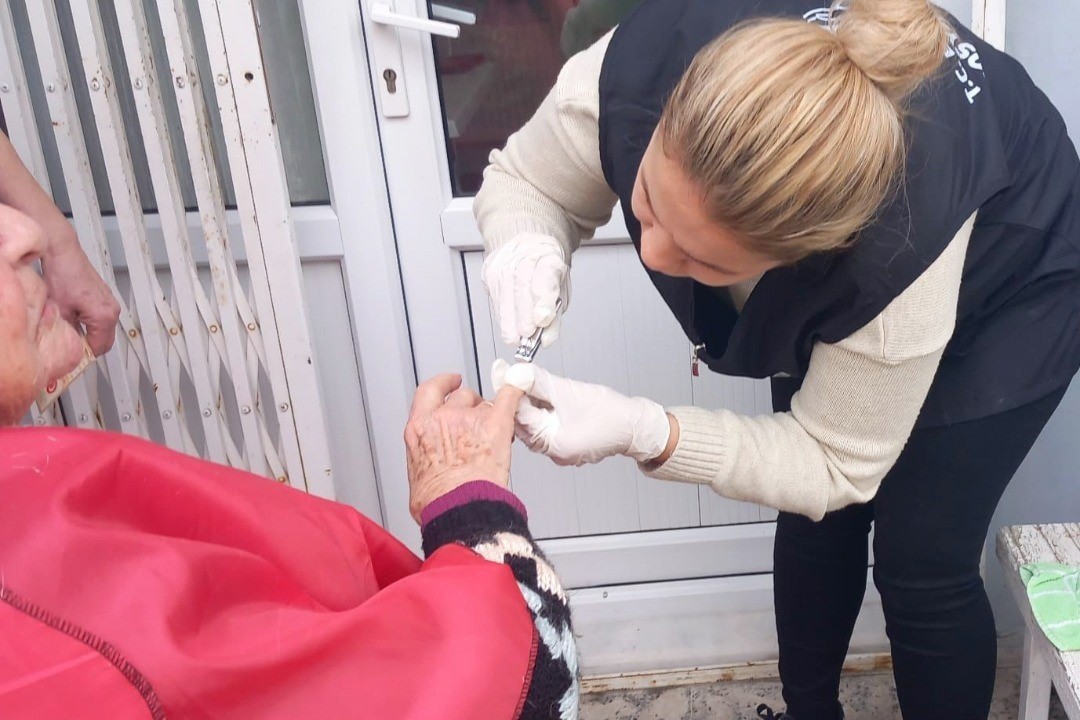 Efeler Belediyesi’nin ’evde bakım’ hizmetleri hayatı kolaylaştırıyor
