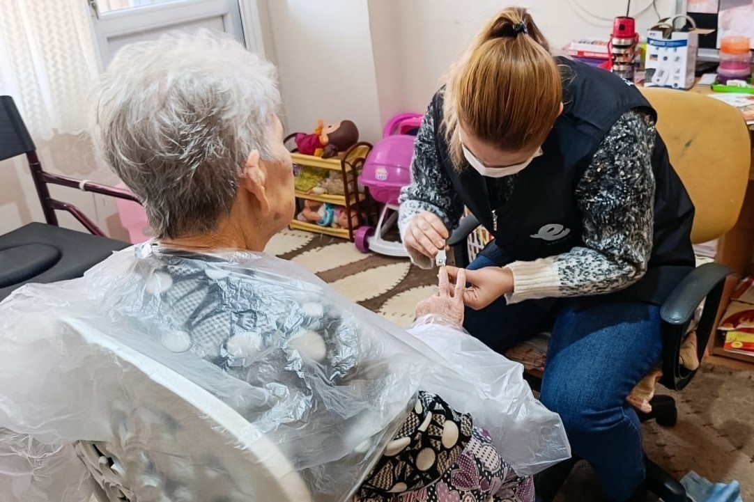 Efeler Belediyesi’nin evde bakım hizmetleri sürüyor
