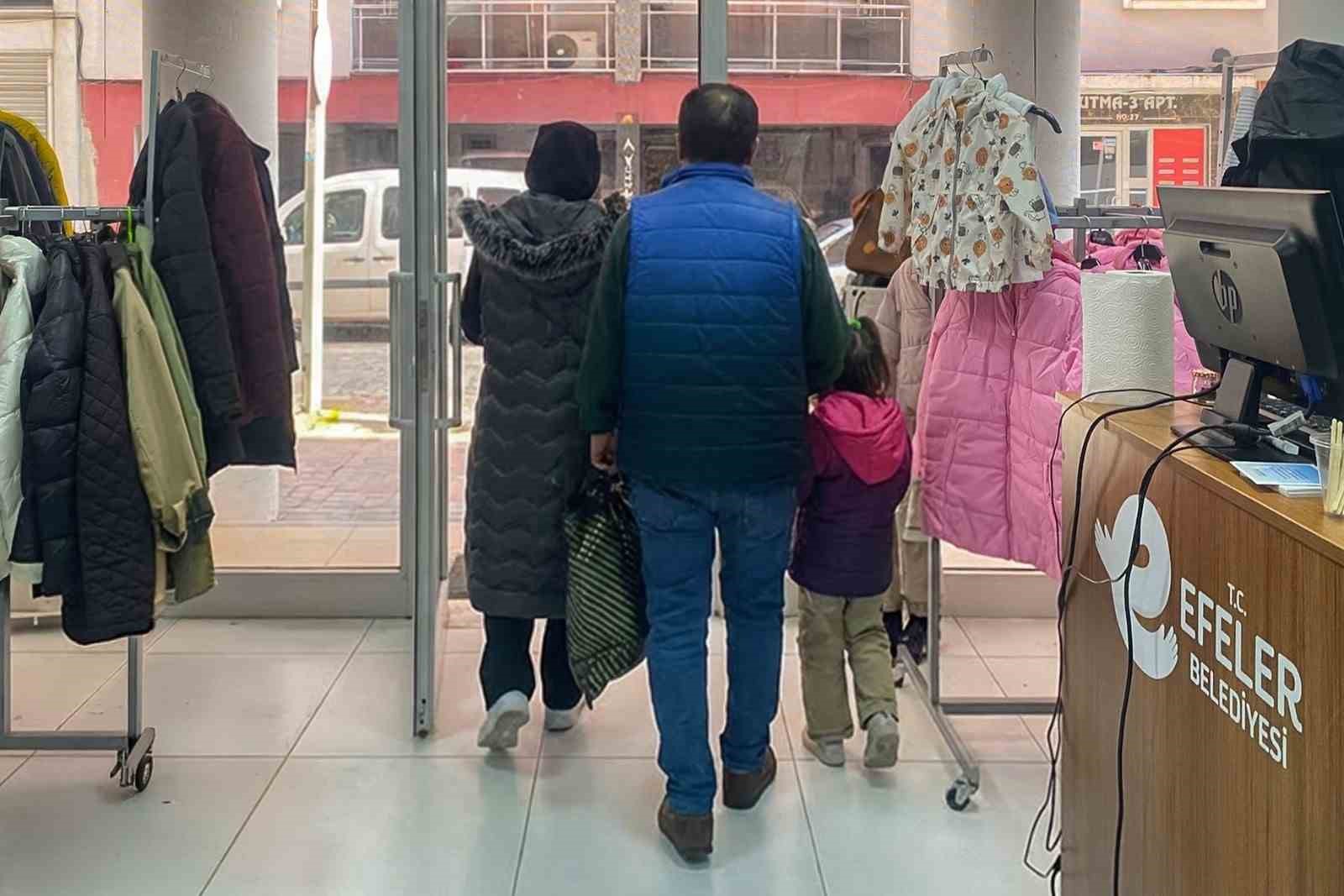 Efeler Belediyesi’nin Sosyal Destek Giyim Noktası 2 haftada 80 haneye ulaştı
Efeler Belediyesi’nin Sosyal Destek Giyim Noktası 2 haftada 80 haneye ulaştı