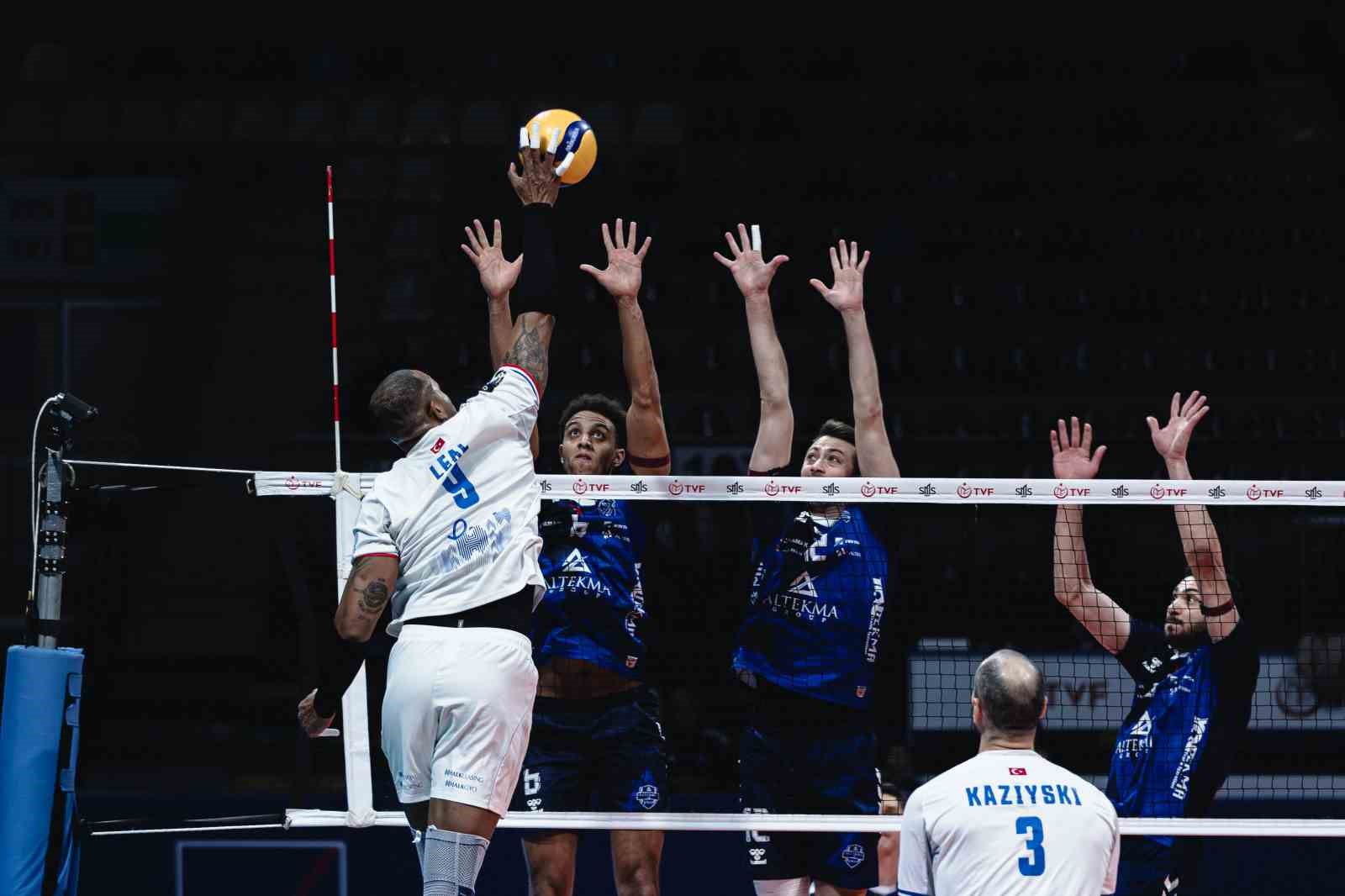 Efeler Ligi: Halkbank: 3 - Altekma: 0
