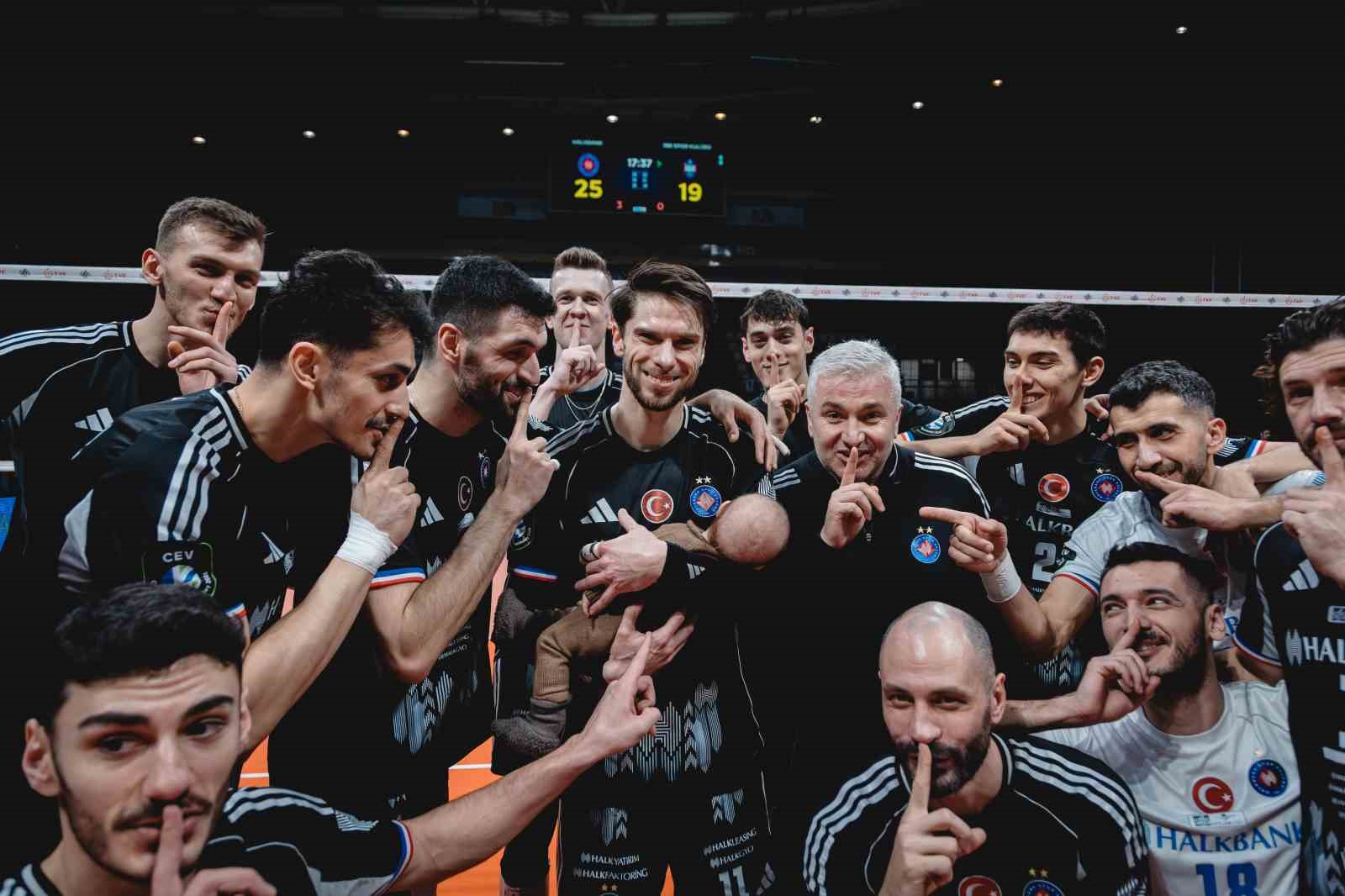 Efeler Ligi: Halkbank: 3 - İstanbul Büyükşehir Belediyespor: 0
